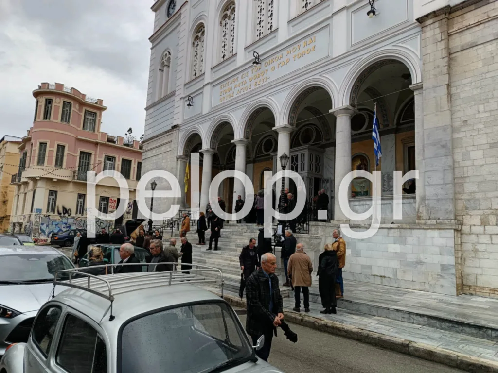Τη σορό του Λευτέρη Κακουλίδη μετέφεραν οι θρύλοι του ΝΟΠ Δημήτρης Μπιτσάκος, Μάκης Λυκούδης, Παναγιώτης Βασιλόπουλος, ΦΩΤΟ