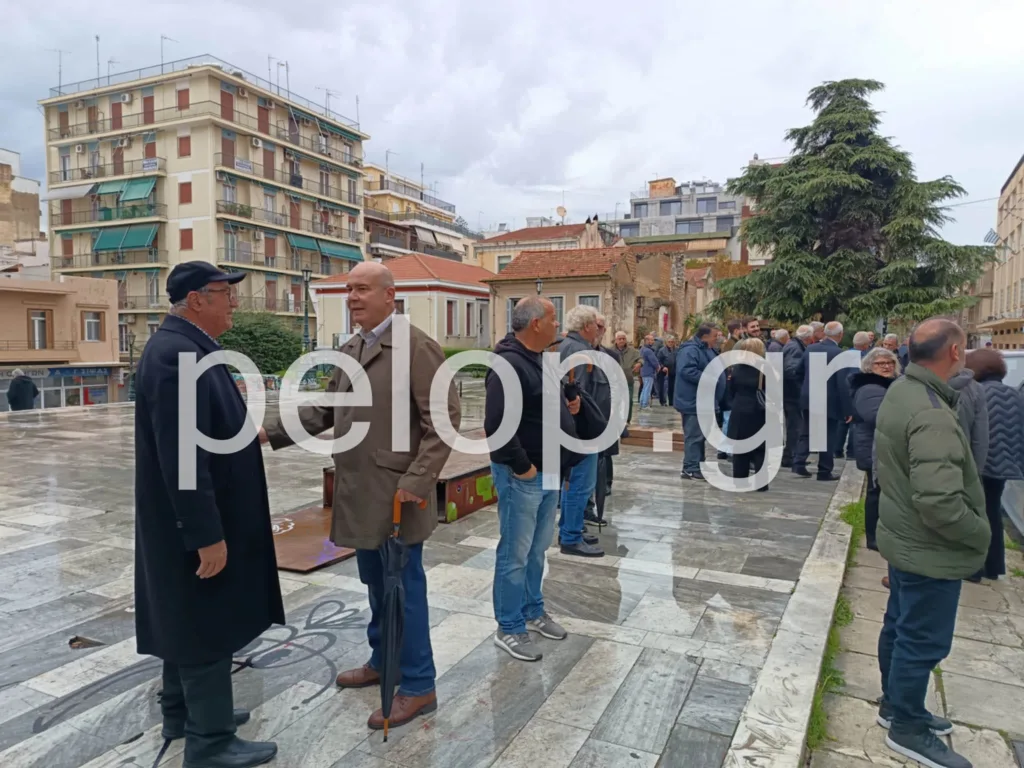 Τη σορό του Λευτέρη Κακουλίδη μετέφεραν οι θρύλοι του ΝΟΠ Δημήτρης Μπιτσάκος, Μάκης Λυκούδης, Παναγιώτης Βασιλόπουλος, ΦΩΤΟ