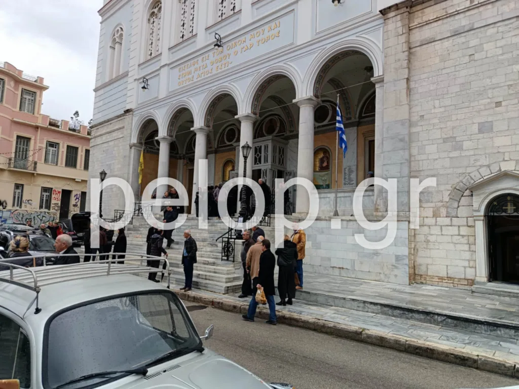 Τη σορό του Λευτέρη Κακουλίδη μετέφεραν οι θρύλοι του ΝΟΠ Δημήτρης Μπιτσάκος, Μάκης Λυκούδης, Παναγιώτης Βασιλόπουλος, ΦΩΤΟ