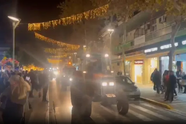 Αγρότες με τρακτέρ έκαναν... κατάληψη στο κέντρο της Καλαμάτας