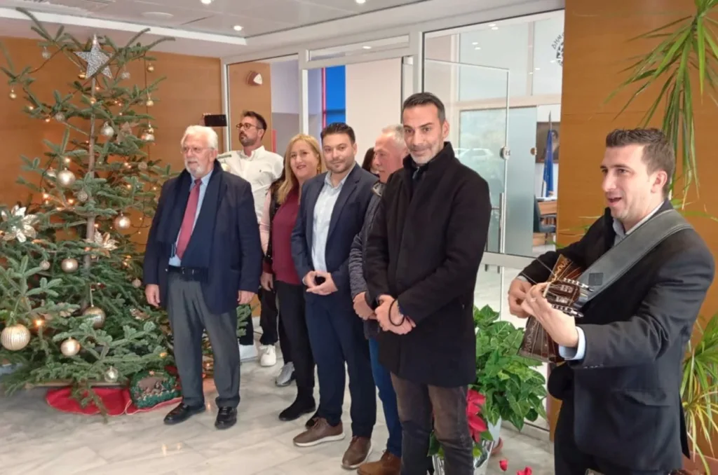 Κάλαντα, παιδικές φωνές και γιορτινή ζεστασιά στον Δήμο Ήλιδας παραμονή Χριστουγέννων ΦΩΤΟ