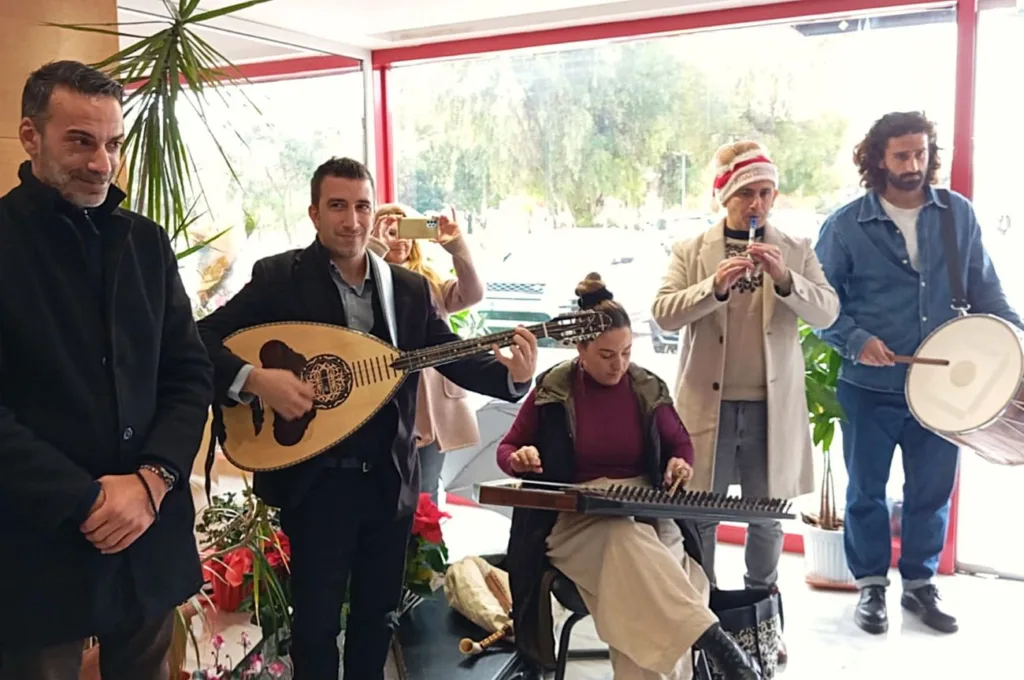 Κάλαντα, παιδικές φωνές και γιορτινή ζεστασιά στον Δήμο Ήλιδας παραμονή Χριστουγέννων ΦΩΤΟ