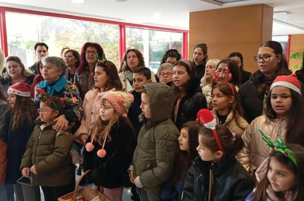 Κάλαντα, παιδικές φωνές και γιορτινή ζεστασιά στον Δήμο Ήλιδας παραμονή Χριστουγέννων ΦΩΤΟ