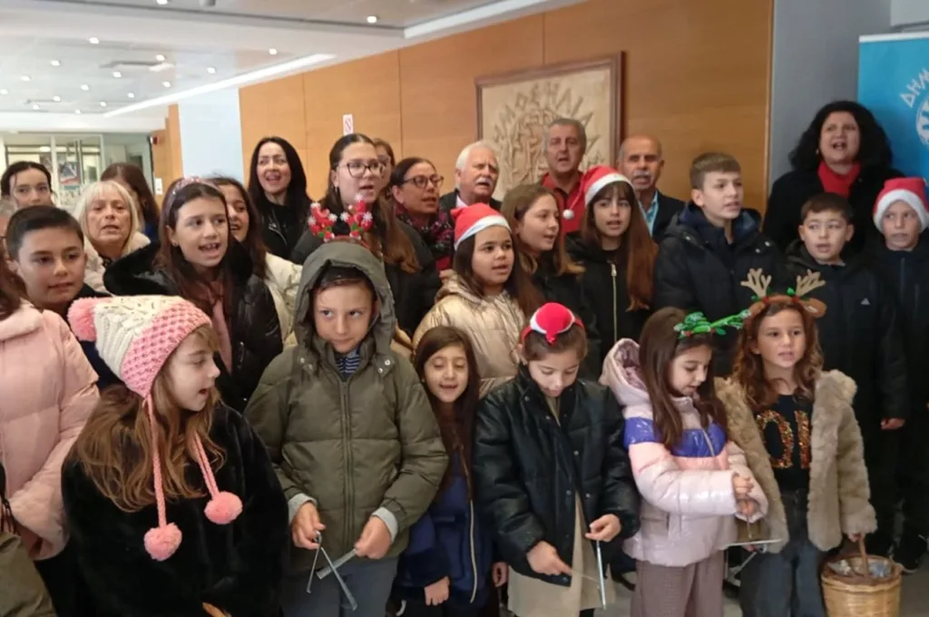 Κάλαντα, παιδικές φωνές και γιορτινή ζεστασιά στον Δήμο Ήλιδας παραμονή Χριστουγέννων ΦΩΤΟ