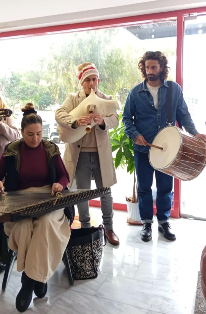 Κάλαντα, παιδικές φωνές και γιορτινή ζεστασιά στον Δήμο Ήλιδας παραμονή Χριστουγέννων ΦΩΤΟ