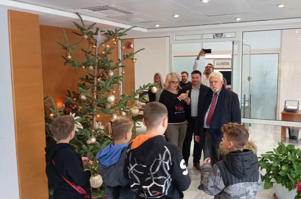 Κάλαντα, παιδικές φωνές και γιορτινή ζεστασιά στον Δήμο Ήλιδας παραμονή Χριστουγέννων ΦΩΤΟ