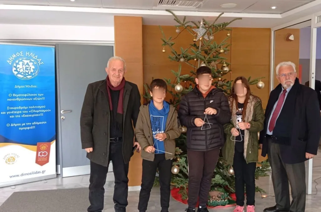 Κάλαντα, παιδικές φωνές και γιορτινή ζεστασιά στον Δήμο Ήλιδας παραμονή Χριστουγέννων ΦΩΤΟ