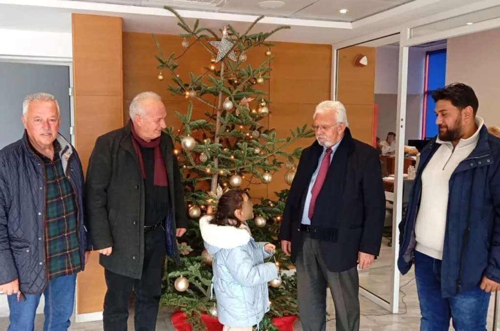 Κάλαντα, παιδικές φωνές και γιορτινή ζεστασιά στον Δήμο Ήλιδας παραμονή Χριστουγέννων ΦΩΤΟ