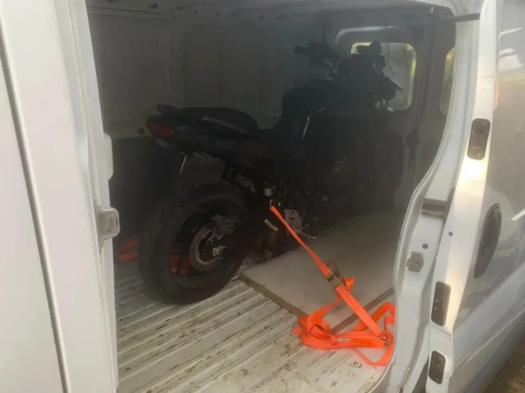 Καλύβια: Σε αποθήκη ανάμεσα σε κοτέτσια έκρυβε τα όπλα και τα κλεμμένα αυτοκίνητα ο Κρητικός - Προετοίμαζε δολοφονία Καλύβια: Σε αποθήκη ανάμεσα σε κοτέτσια έκρυβε τα όπλα και τα κλεμμένα αυτοκίνητα ο Κρητικός - Προετοίμαζε δολοφονία