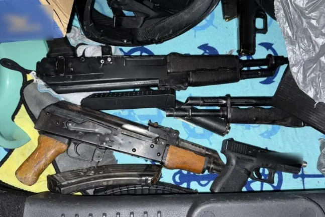 Καλύβια: Σε αποθήκη ανάμεσα σε κοτέτσια έκρυβε τα όπλα και τα κλεμμένα αυτοκίνητα ο Κρητικός - Προετοίμαζε δολοφονία