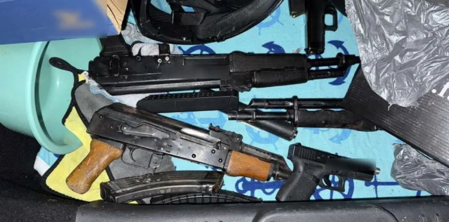 Καλύβια: Σε αποθήκη ανάμεσα σε κοτέτσια έκρυβε τα όπλα και τα κλεμμένα αυτοκίνητα ο Κρητικός - Προετοίμαζε δολοφονία