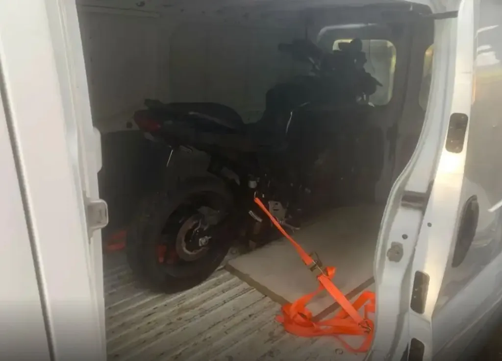 «Δεν θα σας πω τι θα έκανα» είπε στους αστυνομικούς ο θρασύτατος 37χρονος που συνελήφθη με τα καλάσνικοφ