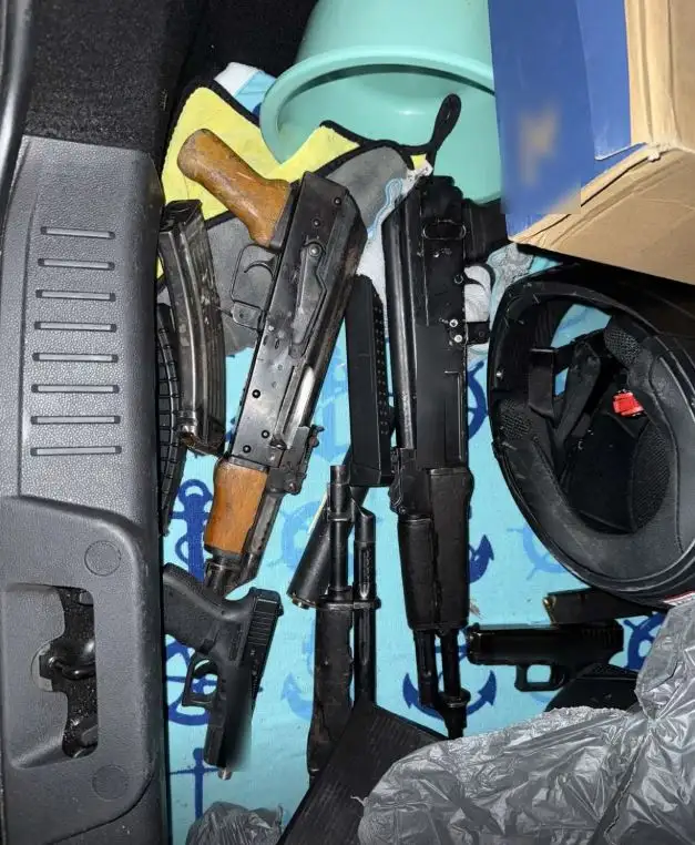 «Δεν θα σας πω τι θα έκανα» είπε στους αστυνομικούς ο θρασύτατος 37χρονος που συνελήφθη με τα καλάσνικοφ