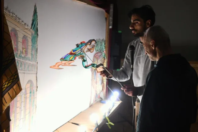 Με τον «Καραγκιόζη στο σπίτι της Κοκκόνας» ξεκίνησαν οι Χριστουγεννιάτικες παραστάσεις θεάτρου Σκιών