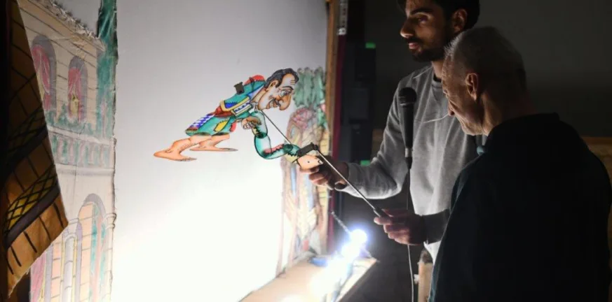 Με τον «Καραγκιόζη στο σπίτι της Κοκκόνας» ξεκίνησαν οι Χριστουγεννιάτικες παραστάσεις θεάτρου Σκιών