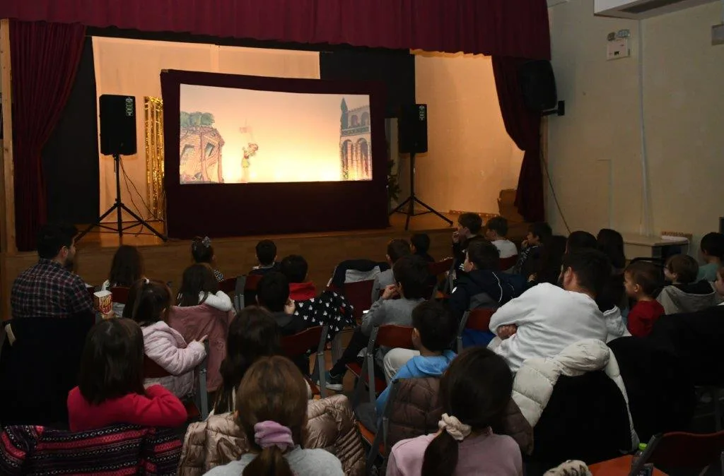 Με τον «Καραγκιόζη στο σπίτι της Κοκκόνας» ξεκίνησαν οι Χριστουγεννιάτικες παραστάσεις θεάτρου Σκιών