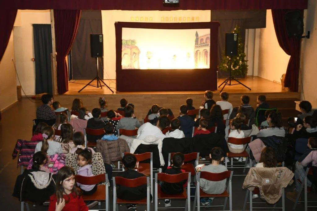 Με τον «Καραγκιόζη στο σπίτι της Κοκκόνας» ξεκίνησαν οι Χριστουγεννιάτικες παραστάσεις θεάτρου Σκιών