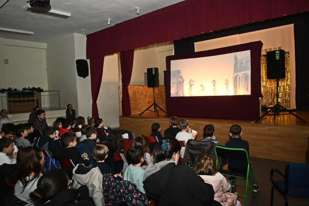 Με τον «Καραγκιόζη στο σπίτι της Κοκκόνας» ξεκίνησαν οι Χριστουγεννιάτικες παραστάσεις θεάτρου Σκιών