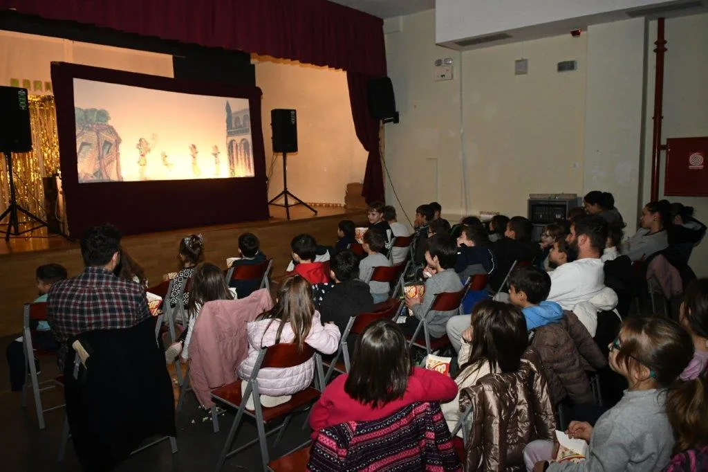 Με τον «Καραγκιόζη στο σπίτι της Κοκκόνας» ξεκίνησαν οι Χριστουγεννιάτικες παραστάσεις θεάτρου Σκιών