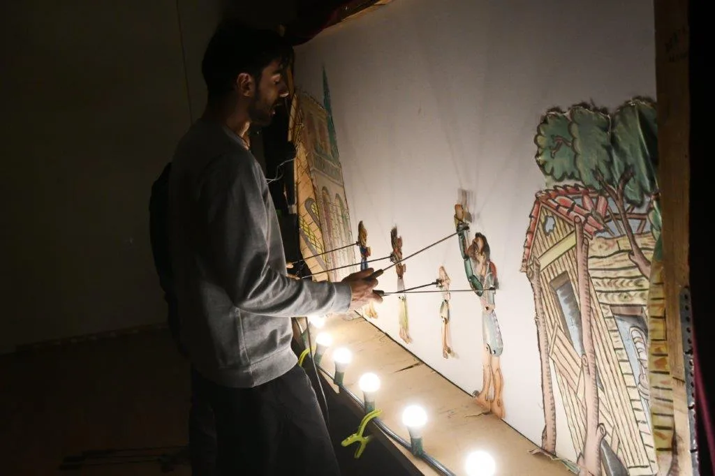 Με τον «Καραγκιόζη στο σπίτι της Κοκκόνας» ξεκίνησαν οι Χριστουγεννιάτικες παραστάσεις θεάτρου Σκιών