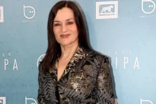 Καρυοφυλλιά Καραμπέτη: Από τον γυμνισμό με τον Φώτη Σεργουλόπουλο στην ημίγυμνη σκηνή του «Οιδίποδα» ΒΙΝΤΕΟ