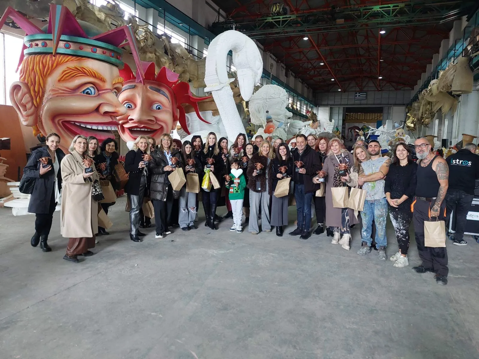 Πάτρα: Εκεί όπου γεννιέται το Πατρινό Καρναβάλι - Εντυπωσίασε η ξενάγηση των εκπροσώπων των Επιμελητηρίων στο Καρναβαλικό Εργαστήρι