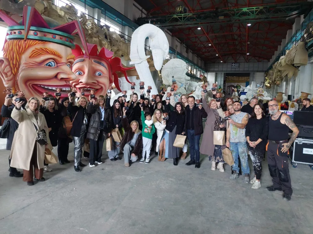 Πάτρα: Εκεί όπου γεννιέται το Πατρινό Καρναβάλι - Εντυπωσίασε η ξενάγηση των εκπροσώπων των Επιμελητηρίων στο Καρναβαλικό Εργαστήρι