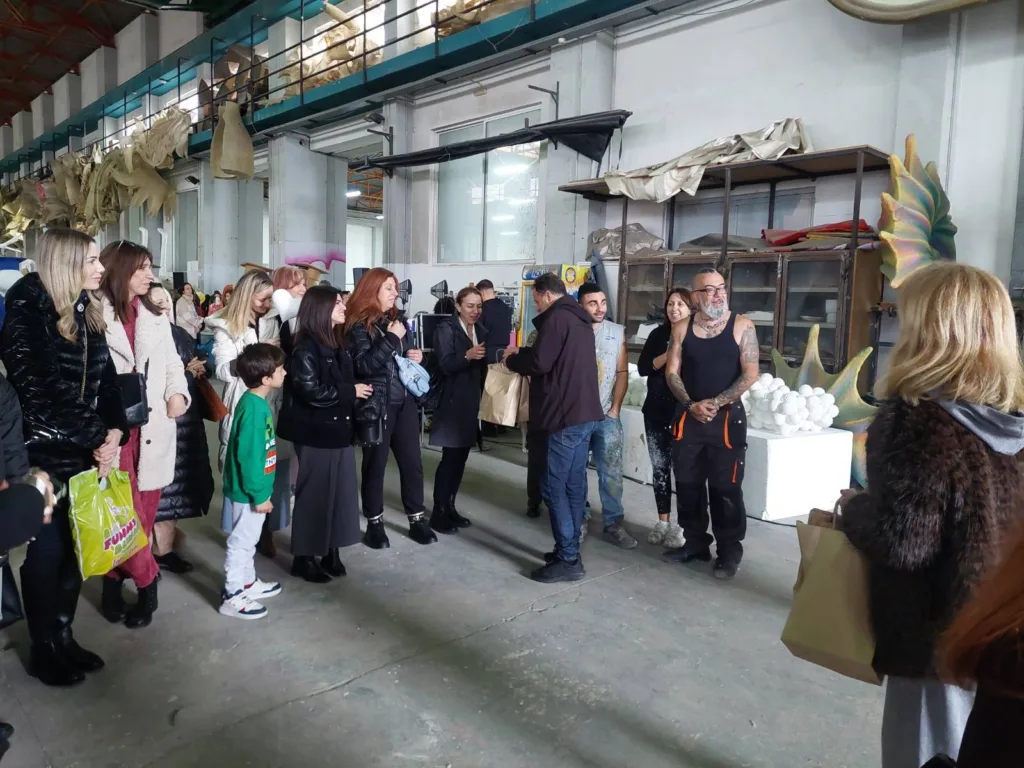 Πάτρα: Εκεί όπου γεννιέται το Πατρινό Καρναβάλι - Εντυπωσίασε η ξενάγηση των εκπροσώπων των Επιμελητηρίων στο Καρναβαλικό Εργαστήρι