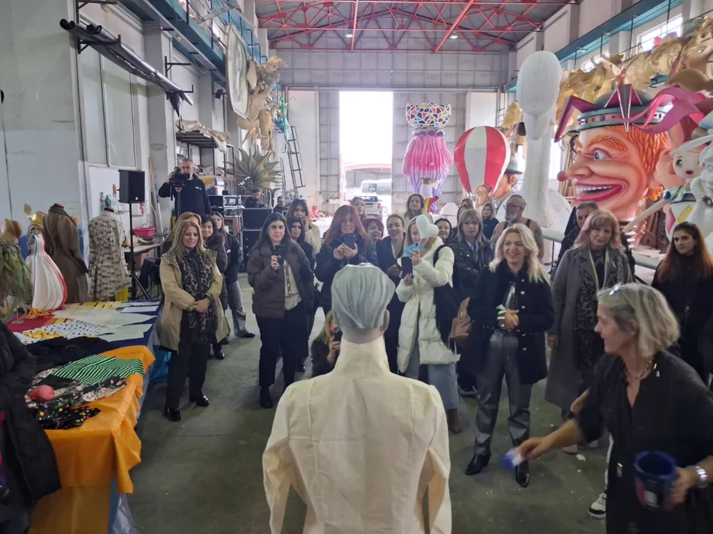 Πάτρα: Εκεί όπου γεννιέται το Πατρινό Καρναβάλι - Εντυπωσίασε η ξενάγηση των εκπροσώπων των Επιμελητηρίων στο Καρναβαλικό Εργαστήρι