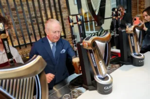 Ο Βασιλιάς Κάρολος πίσω από τη μπάρα: Σερβίρει το «τέλειο pint» ΒΙΝΤΕΟ