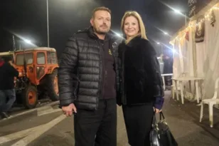 Στο μπλόκο της Νίκαιας η Μαρία Καρυστιανού - Κίνηση με συμβολισμό