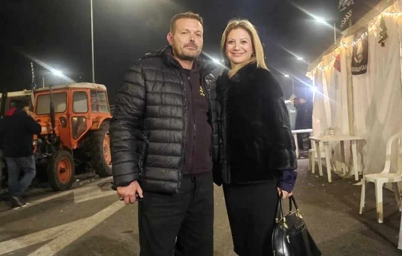 Στο μπλόκο της Νίκαιας η Μαρία Καρυστιανού - Κίνηση με συμβολισμό