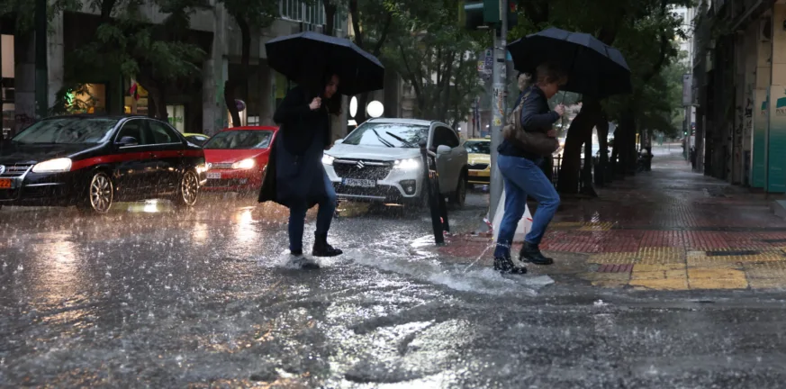 ΒΙΝΤΕΟ η Αττική «χτυπιέται» από την κακοκαιρία «Byron», έκλεισαν δρόμοι, πώς και που θα κινηθεί τις επόμενες ώρες