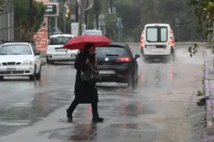 Αττική: Πολλά τα προβλήματα από την ισχυρή καταιγίδα, 50 κλήσεις για άντληση υδάτων στην Πυροσβεστική, ΒΙΝΤΕΟ