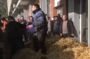 Καβάλα: Ένταση με αγρότες να διαμαρτύρονται στην Αντιπεριφέρεια, έριξαν άχυρα, γάλα, ντομάτες και σταφύλια