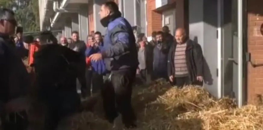 Καβάλα: Ένταση με αγρότες να διαμαρτύρονται στην Αντιπεριφέρεια, έριξαν άχυρα, γάλα, ντομάτες και σταφύλια