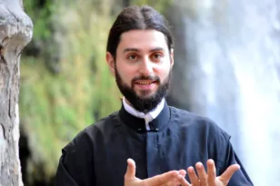 Ο Αρχιμανδρίτης Ν. Καβαρνός στην «Π»: Η φάτνη είναι σημείο ταπείνωσης, όχι διακόσμησης