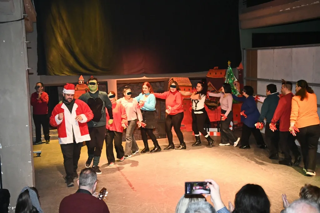 Όταν η αγάπη έγινε πρωταγωνίστρια: Τα παιδιά του ΚΔΑΠΑμεΑ «Άμπετ Χασμάν» γέμισαν το Λιθογραφείο Χριστούγεννα ΦΩΤΟ