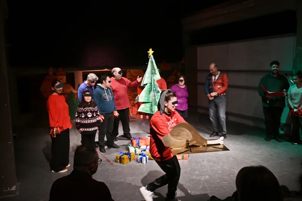 Όταν η αγάπη έγινε πρωταγωνίστρια: Τα παιδιά του ΚΔΑΠΑμεΑ «Άμπετ Χασμάν» γέμισαν το Λιθογραφείο Χριστούγεννα ΦΩΤΟ