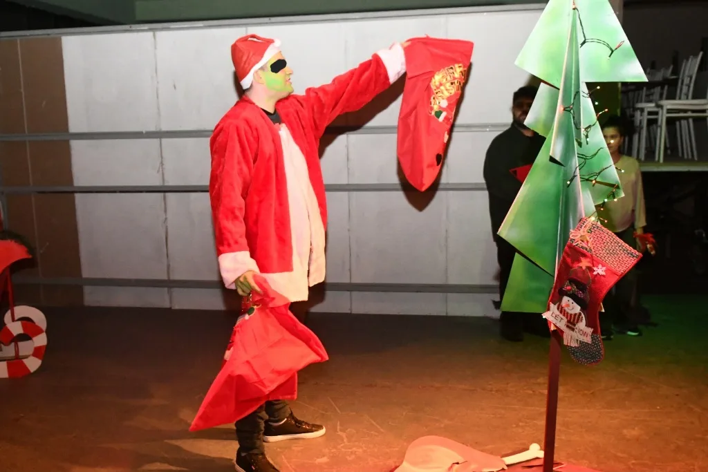 Όταν η αγάπη έγινε πρωταγωνίστρια: Τα παιδιά του ΚΔΑΠΑμεΑ «Άμπετ Χασμάν» γέμισαν το Λιθογραφείο Χριστούγεννα ΦΩΤΟ