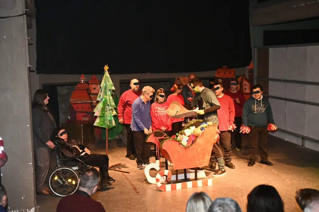 Όταν η αγάπη έγινε πρωταγωνίστρια: Τα παιδιά του ΚΔΑΠΑμεΑ «Άμπετ Χασμάν» γέμισαν το Λιθογραφείο Χριστούγεννα ΦΩΤΟ