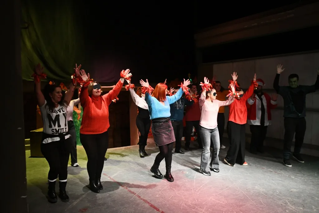 Όταν η αγάπη έγινε πρωταγωνίστρια: Τα παιδιά του ΚΔΑΠΑμεΑ «Άμπετ Χασμάν» γέμισαν το Λιθογραφείο Χριστούγεννα ΦΩΤΟ