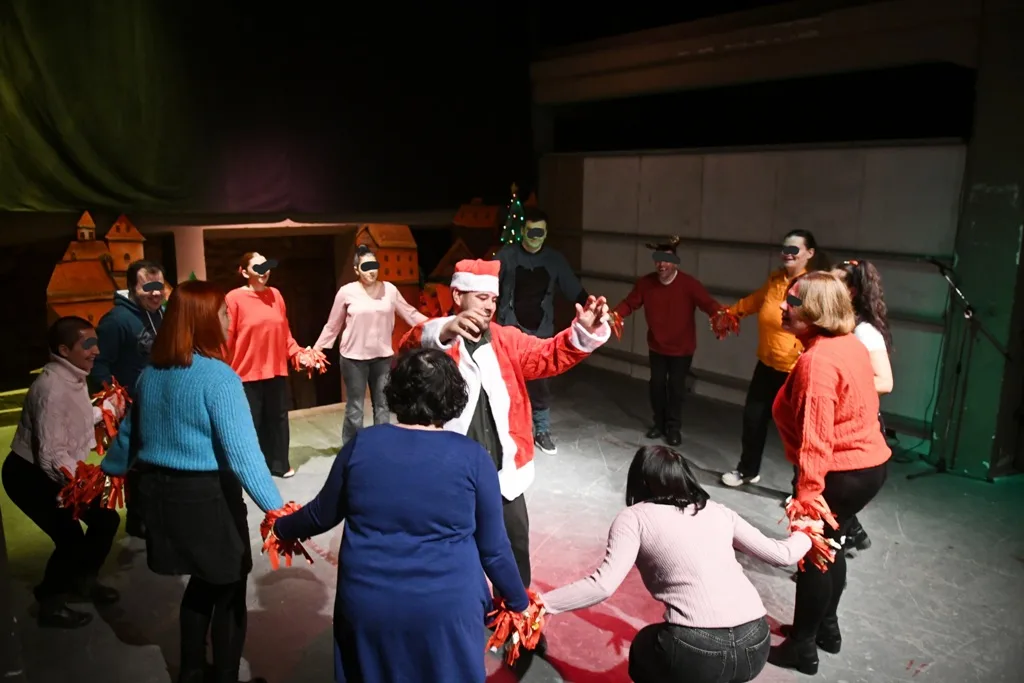 Όταν η αγάπη έγινε πρωταγωνίστρια: Τα παιδιά του ΚΔΑΠΑμεΑ «Άμπετ Χασμάν» γέμισαν το Λιθογραφείο Χριστούγεννα ΦΩΤΟ