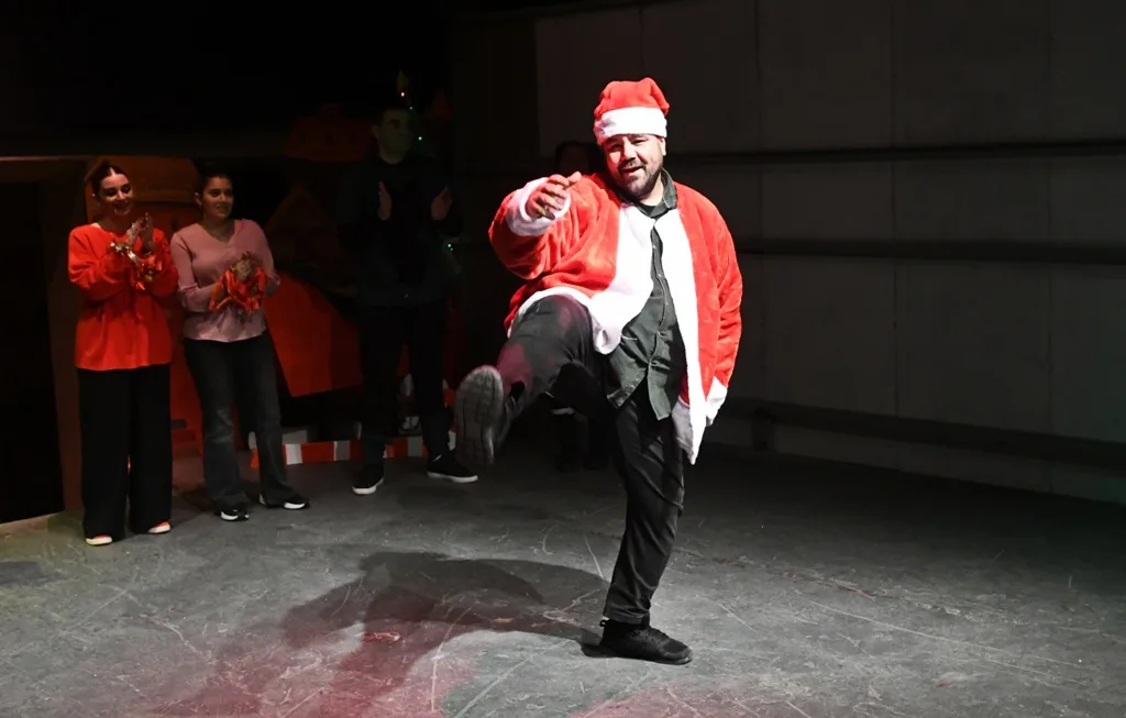 Όταν η αγάπη έγινε πρωταγωνίστρια: Τα παιδιά του ΚΔΑΠΑμεΑ «Άμπετ Χασμάν» γέμισαν το Λιθογραφείο Χριστούγεννα ΦΩΤΟ