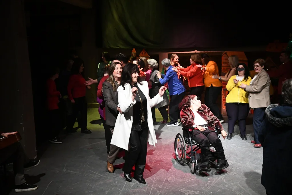 Όταν η αγάπη έγινε πρωταγωνίστρια: Τα παιδιά του ΚΔΑΠΑμεΑ «Άμπετ Χασμάν» γέμισαν το Λιθογραφείο Χριστούγεννα ΦΩΤΟ