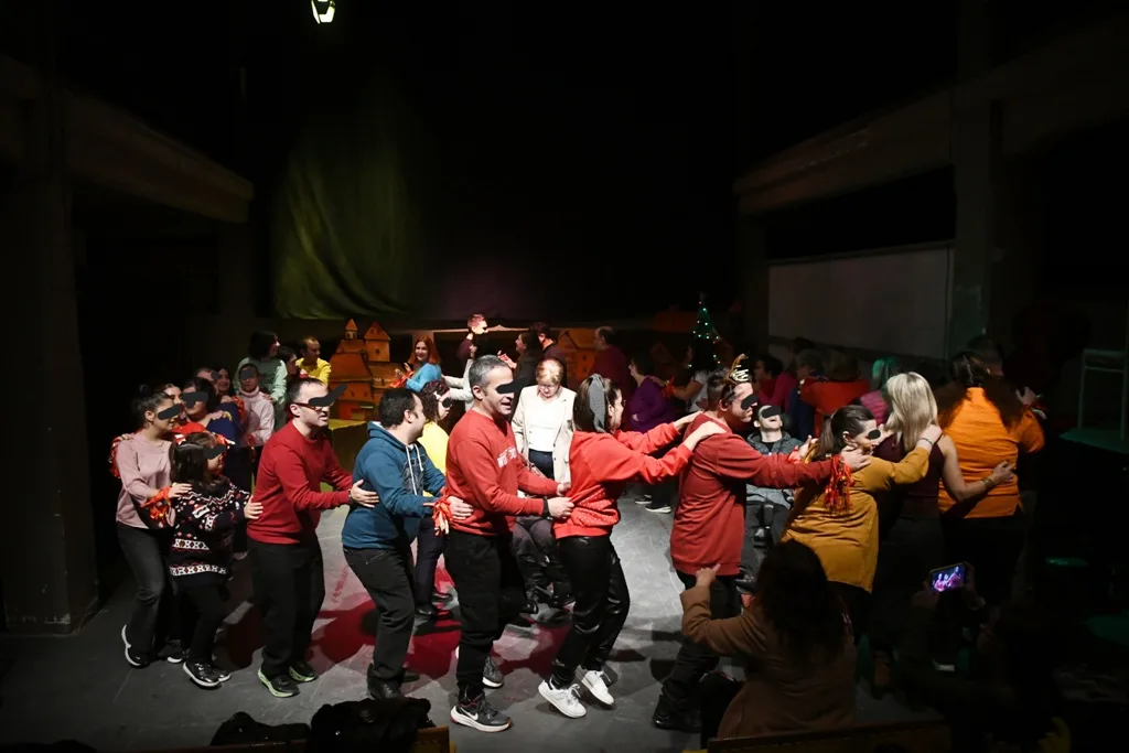 Όταν η αγάπη έγινε πρωταγωνίστρια: Τα παιδιά του ΚΔΑΠΑμεΑ «Άμπετ Χασμάν» γέμισαν το Λιθογραφείο Χριστούγεννα ΦΩΤΟ