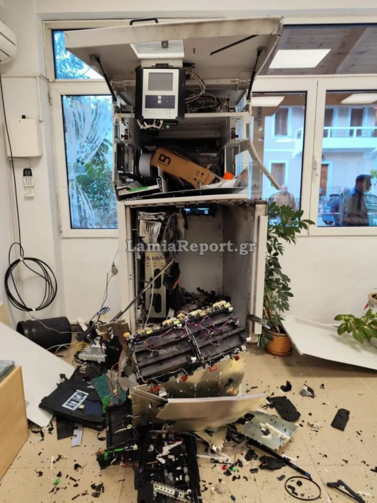 Έβαλαν βόμβα σε ΑΤΜ! Το ανατίναξαν και τα χρήματα έγιναν φύλλο και φτερό! ΦΩΤΟ Έβαλαν βόμβα σε ΑΤΜ! Το ανατίναξαν και τα χρήματα έγιναν φύλλο και φτερό! ΦΩΤΟ