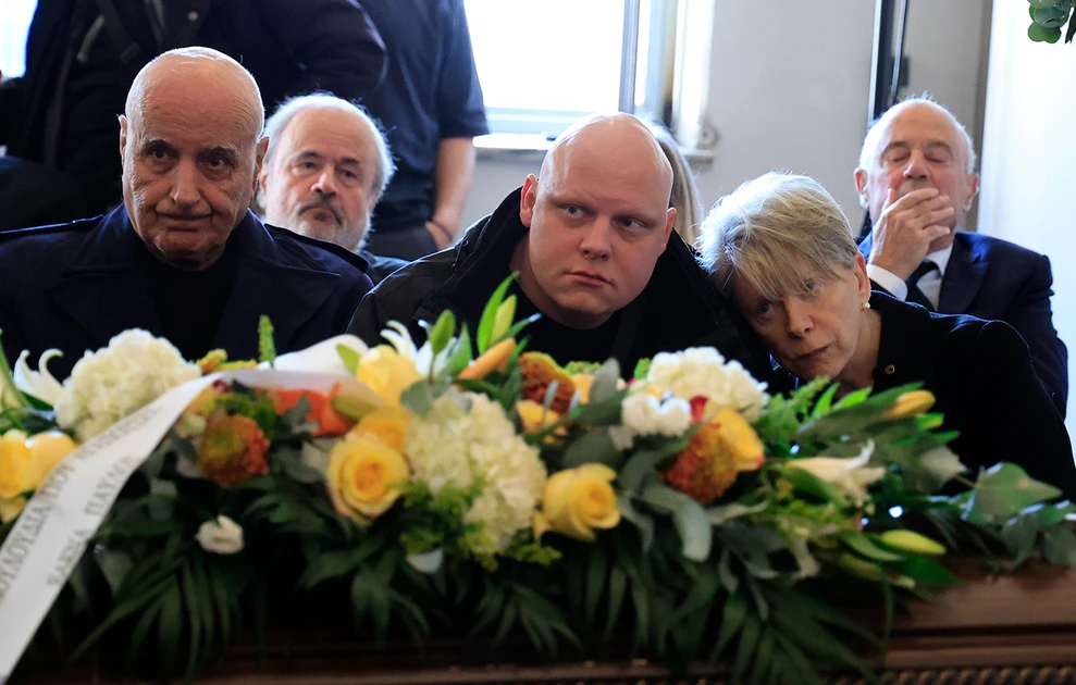 Σε βαρύ κλίμα το τελευταίο αντίο στη Σύλβα Ακρίτα: Στο πλευρό της Έλενας Ακρίτα άνθρωποι του πολιτικού και καλλιτεχνικού κόσμου ΦΩΤΟ