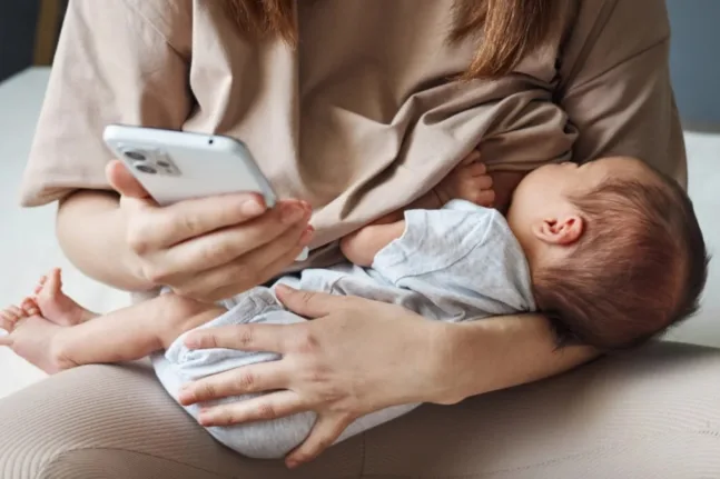 Κινητό και θηλασμός: Τι λένε οι ειδικοί