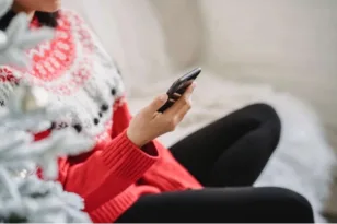 Ψυχολογία: Γιατί πλέον ευχόμαστε με μήνυμα και όχι με τηλεφώνημα;